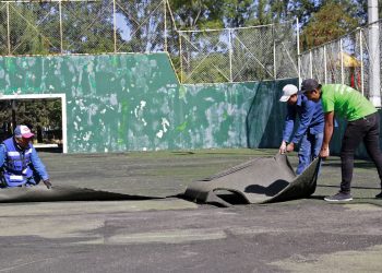 Rehabilitan cancha de futbol rápido en deportiva León 1