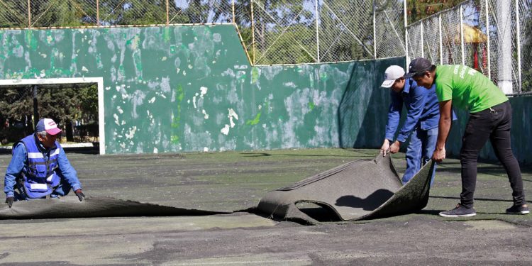 Rehabilitan cancha de futbol rápido en deportiva León 1