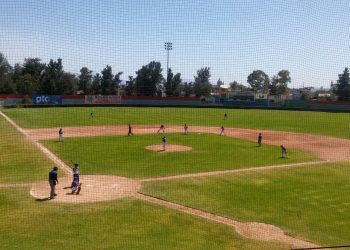 Se habilitan beisbol y futbol para llevarse a cabo en estadios vacíos