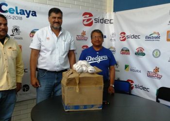 Entrega SIDEC material a ligas de beisbol celayenses