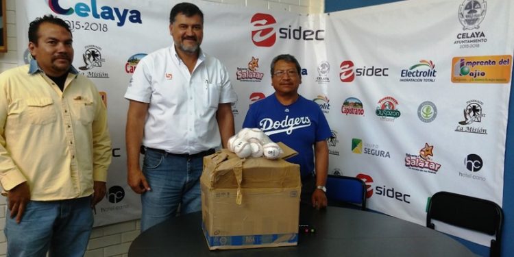 Entrega SIDEC material a ligas de beisbol celayenses