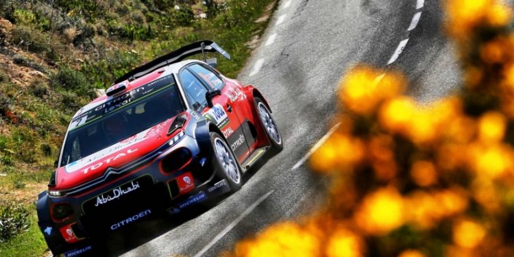 Liderea Kris Meeke en Córcega