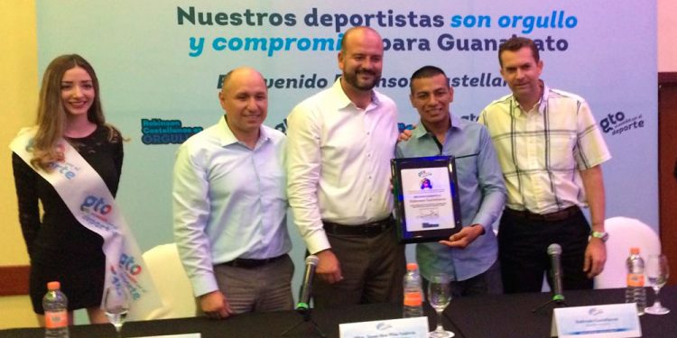 Buscará Robinson Castellanos el título super pluma de la AMB