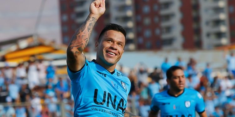 Será el chileno Álvaro Ramos nuevo delantero del León