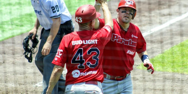 Piratas se lleva la doble jornada ante Bravos en el Domingo Santana