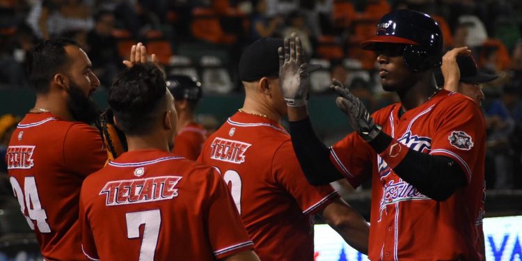 Reacciona Bravos de León y apalea al líder sureño Leones de Yucatán