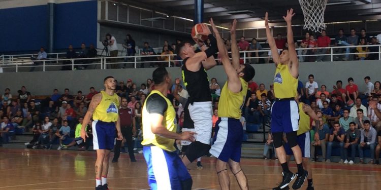 ¡Partidazo! Abejas cae en los últimos segundos ante Capitanes, en pretemporada