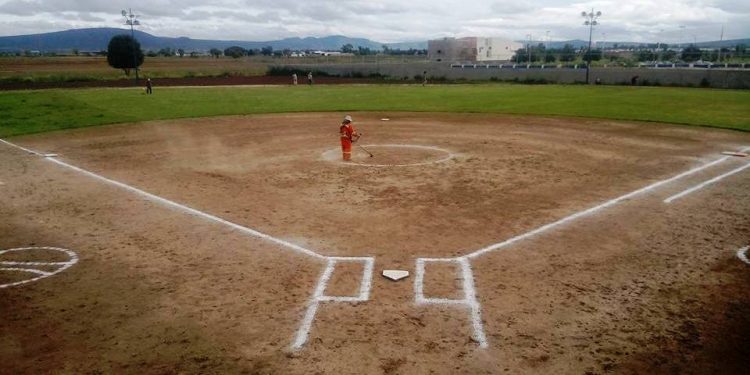Estrenan campo de softbol