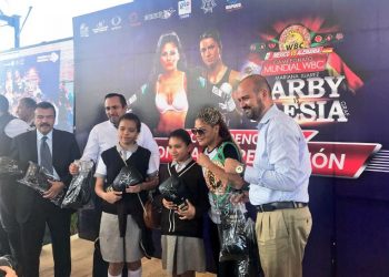 «La Barby» Juaréz convive con estudiantes