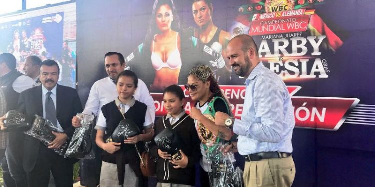 «La Barby» Juaréz convive con estudiantes