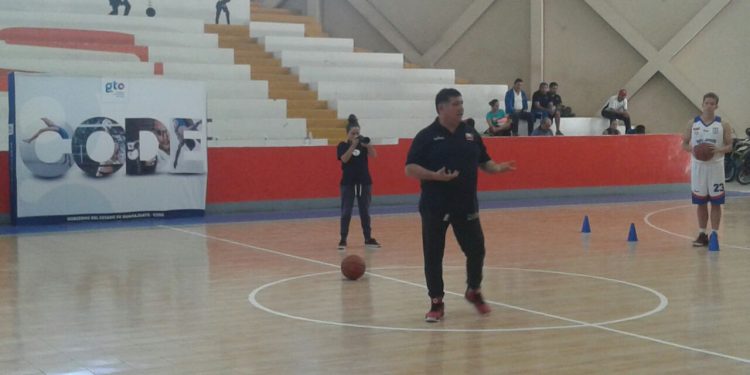 Coach Guillermo Vecchio imparte clínica en Celaya