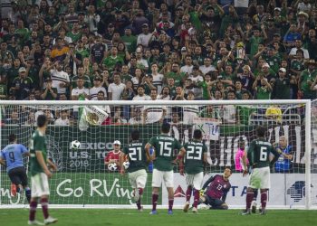 Uruguay golea a México en arranque de nueva era