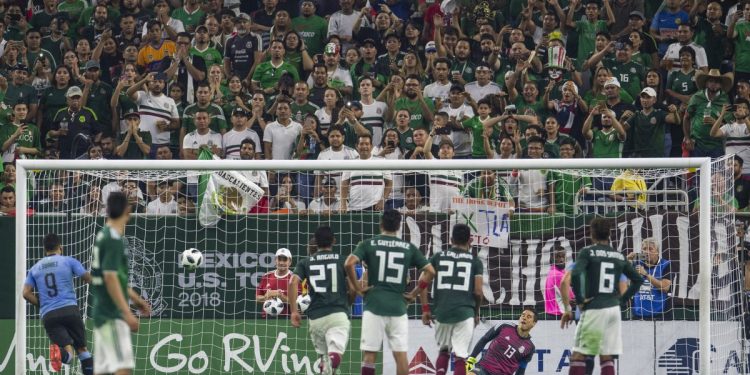 Uruguay golea a México en arranque de nueva era