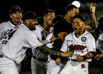 Con drama, Bravos de León cierra con triunfo y tendrá en casa el juego de eliminación
