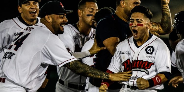 Con drama, Bravos de León cierra con triunfo y tendrá en casa el juego de eliminación