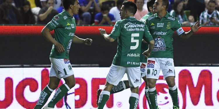 Ambriz logra primera victoria con el León al vencer 2-0 a Cruz Azul