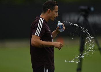 FIFA analiza amonestar a jugadores que escupan durante los partidos