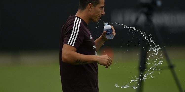 FIFA analiza amonestar a jugadores que escupan durante los partidos