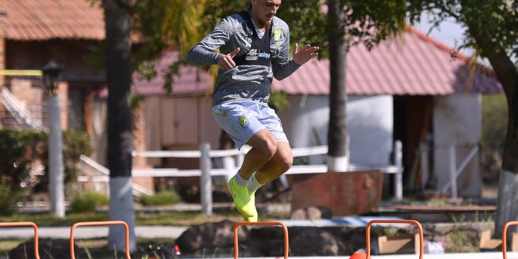 Tras ganar la eLiga Mx,  ahora Nico Sosa quiere demostrar su calidad en la cancha