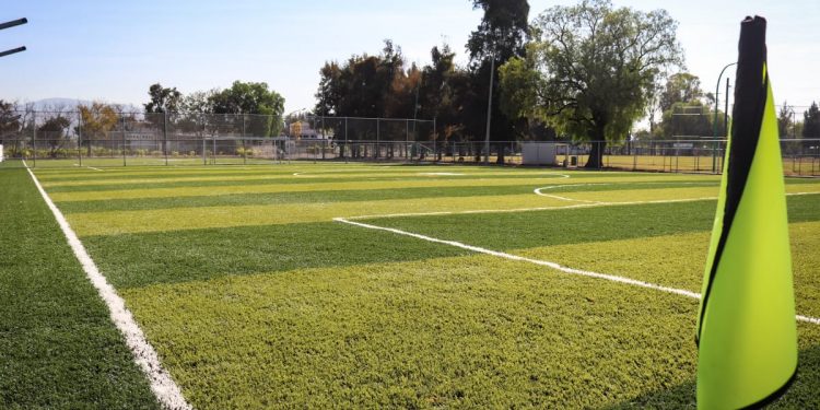 Remodelan canchas de futbol en la deportiva Enrique Fernández Martínez