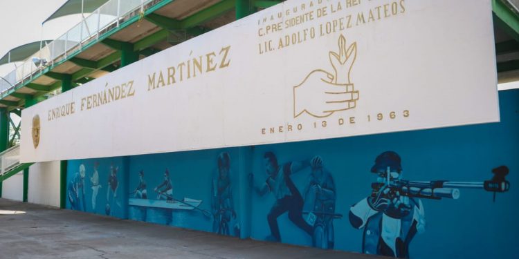 Inmortalizan a deportistas leoneses con mural en deportiva Fernández Martínez