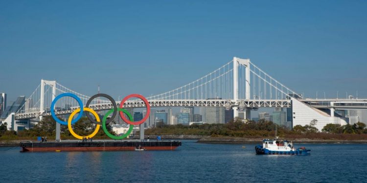 Reinstalan los aros olímpicos en Tokio tras cinco meses en mantenimiento