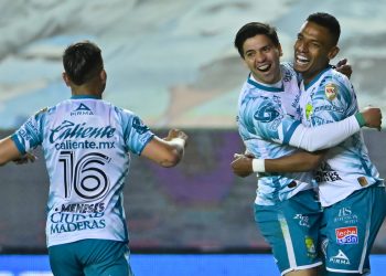 Víctor Dávila aparece y guía a León a su primer triunfo del torneo