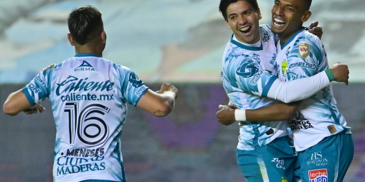 Víctor Dávila aparece y guía a León a su primer triunfo del torneo