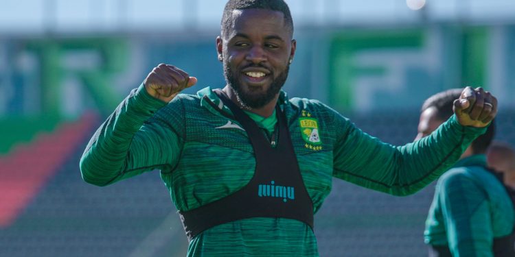 Joel Campbell no se fija en la crisis que sufre Chivas