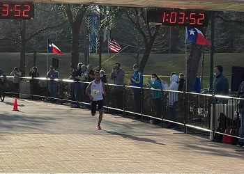 Fernando Cervantes impone récord en la media maratón The Woodlands