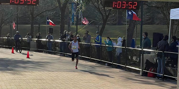Fernando Cervantes impone récord en la media maratón The Woodlands
