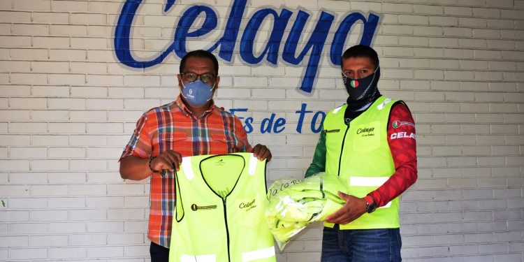 Entregan chalecos de seguridad  para eventos ciclistas