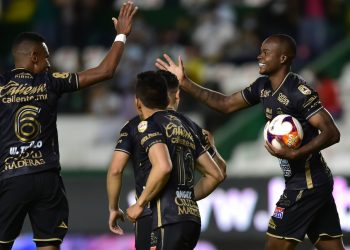 León viene de atrás y liga tercera victoria en fila