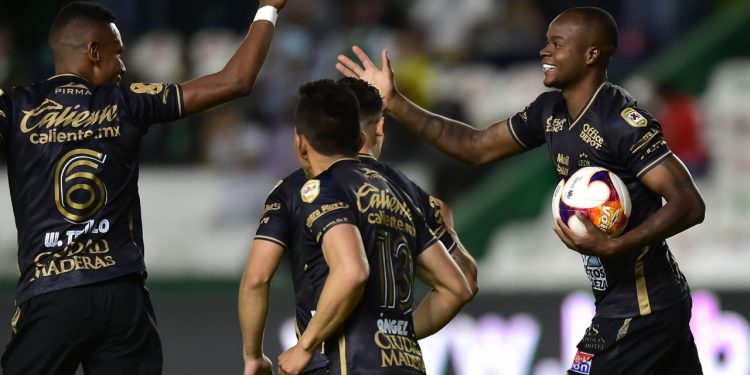 León viene de atrás y liga tercera victoria en fila