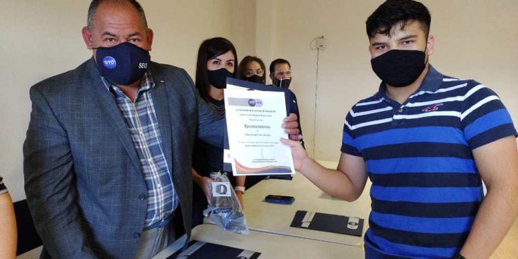 Premian a estudiantes ganadores de los Juegos Deportivos Nacionales 19-20