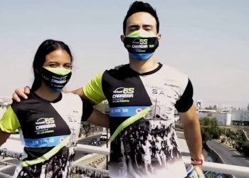 Presumen playera y medalla para la Carrera de los Barrios virtual 2021