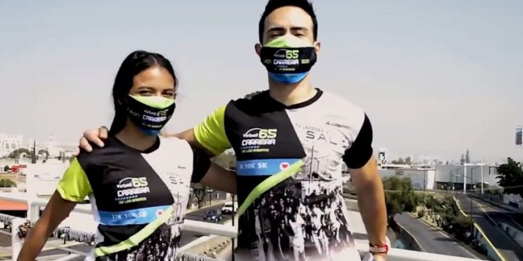 Presumen playera y medalla para la Carrera de los Barrios virtual 2021