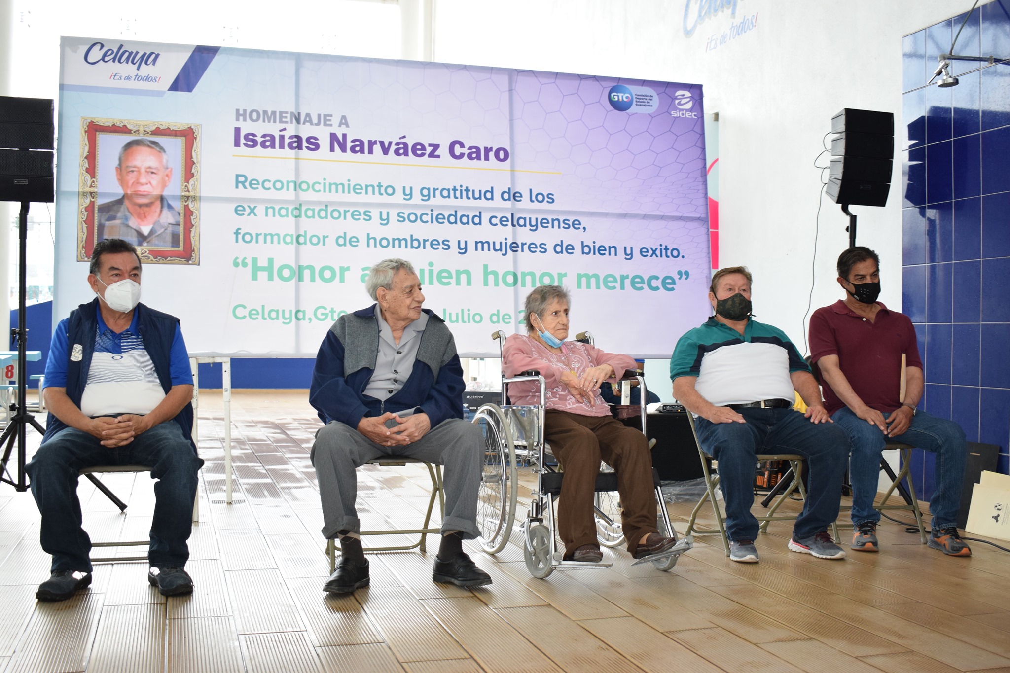 Honran al entrenador de natación celayense Isaías Narváez Caro
