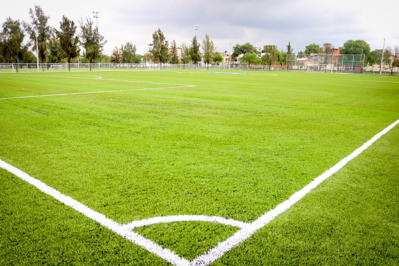 Estrenan 2 canchas sintéticas de futbol en Deportiva del Estado