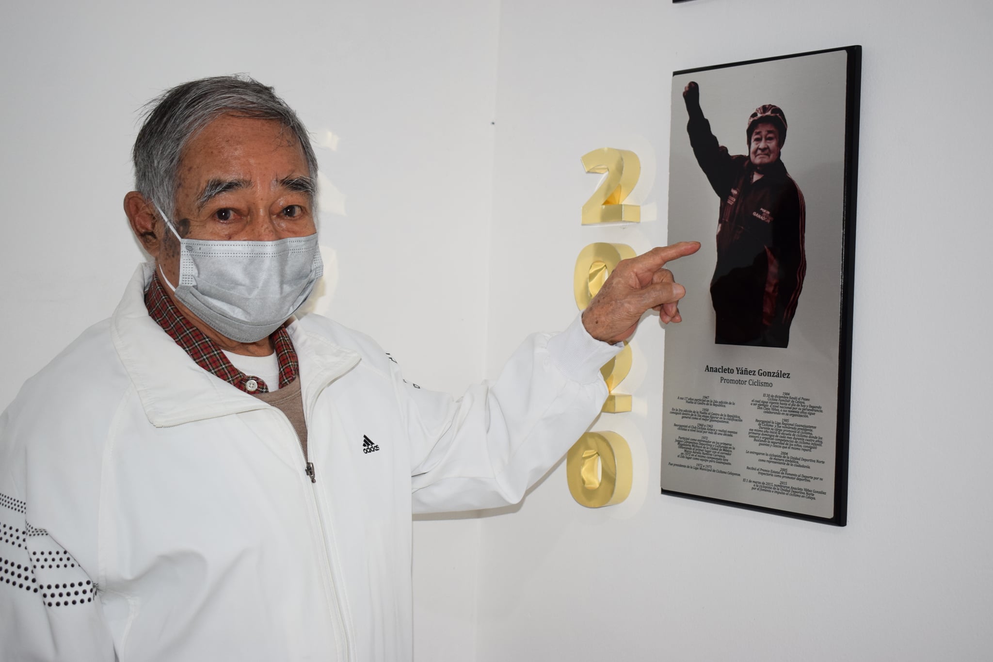 Develan placa para Don Anacleto Yáñez en el Salón de la Fama del Deporte Celayense