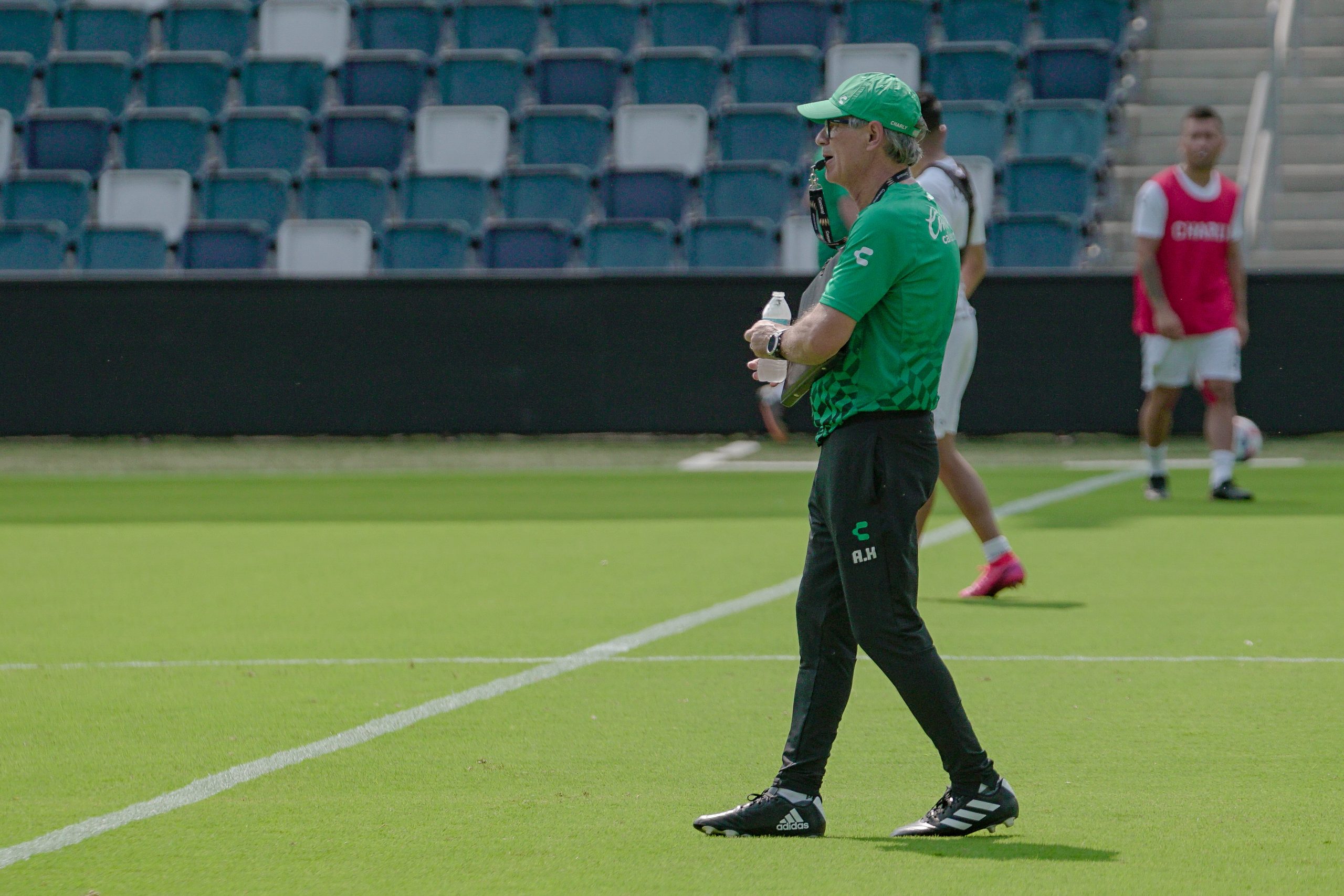 Agrada a Ariel Holan el desafío de enfrentar con León a equipos de la MLS