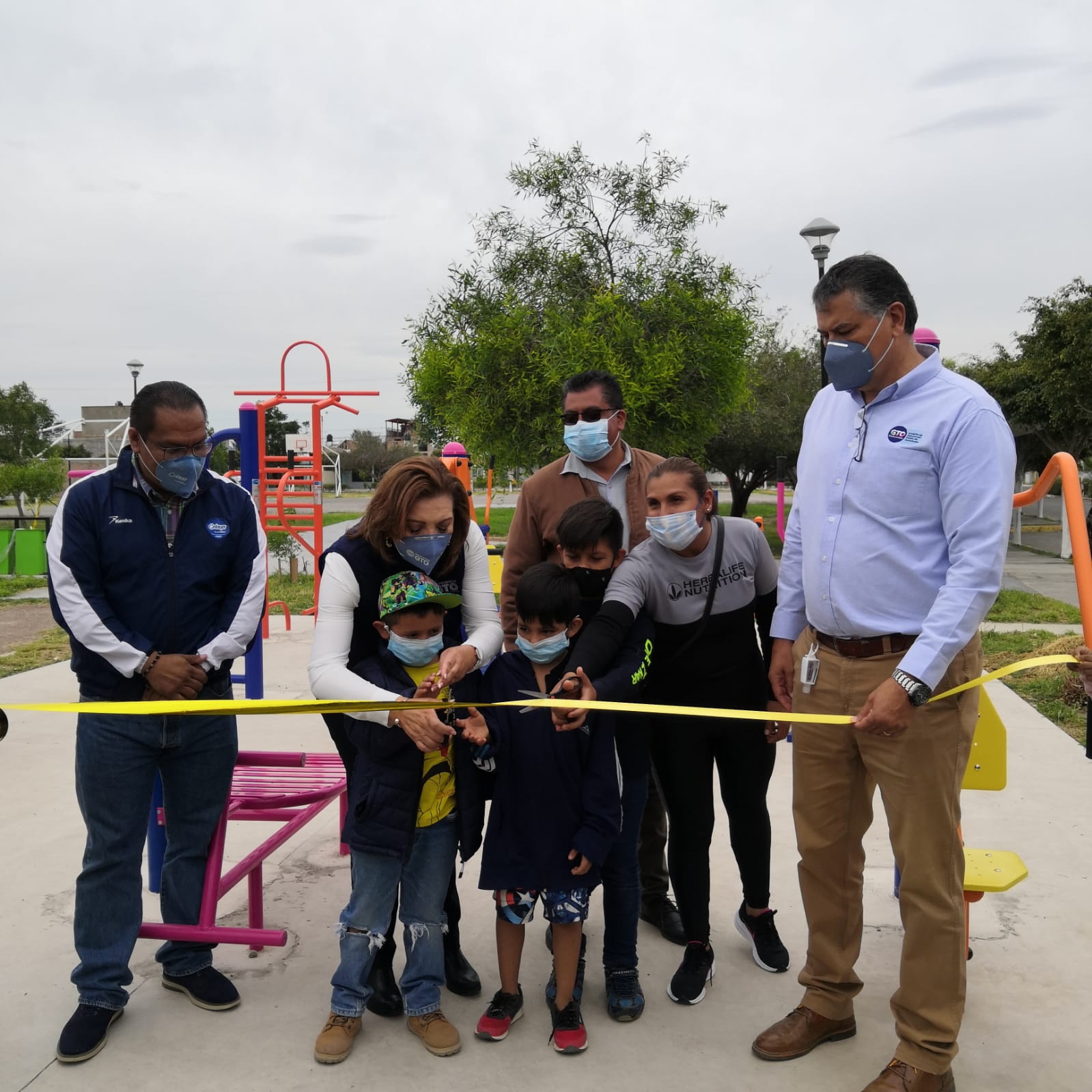 Entregan gimnasios al aire libre en Celaya