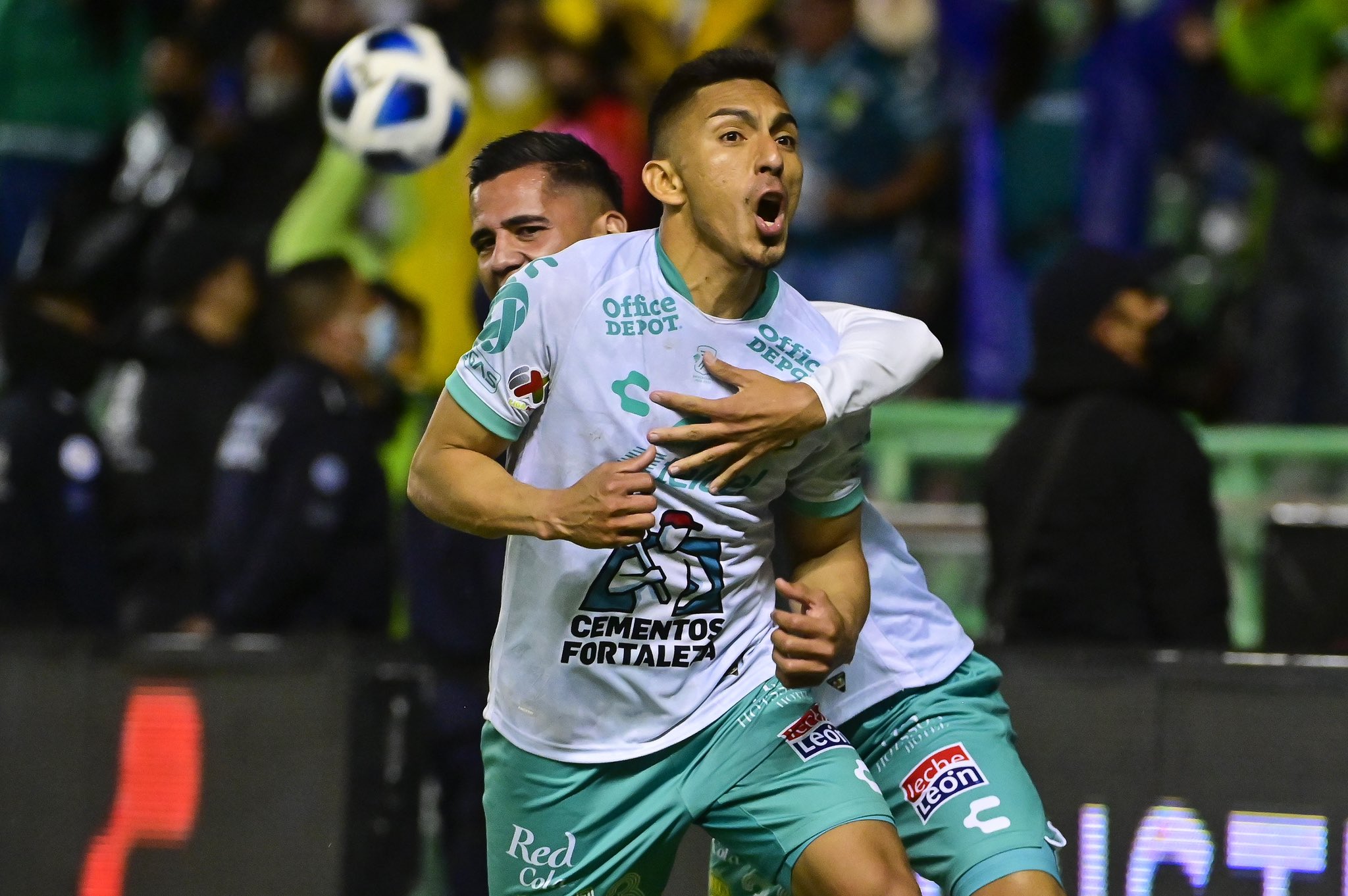 León rescata empate con gol agónico de Ángel Mena