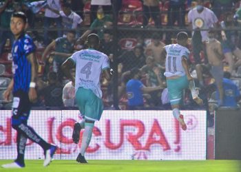 León derrota a Querétaro en pleno aguacero
