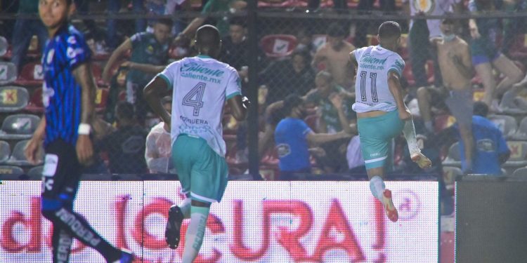 León derrota a Querétaro en pleno aguacero