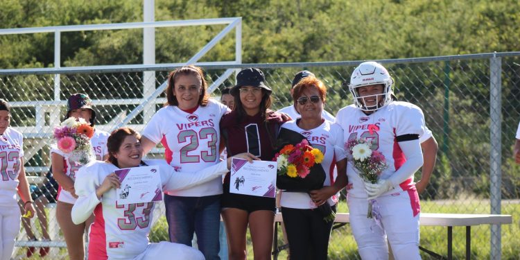 Brindan homenaje a pioneras del futbol americano femenil en León