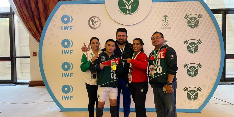 Halterista juvenil realiza levantamiento de oro en Arabia Saudita