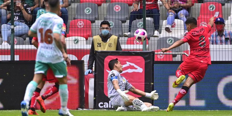 Gris empate de León en Toluca que le complica el pase directo a la liguilla