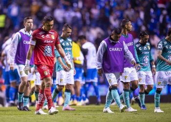León pierde ventaja y tropieza ante Puebla en la ida de los cuartos de final
