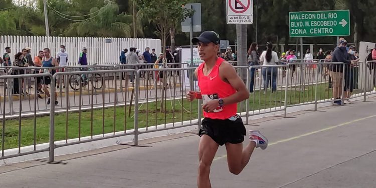 Rubén Chávez se lleva la edición 69 del Medio Maratón a Celaya